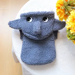 Détail du sweat à capuche requin en polaire grise pour animaux avec yeux de dessin animé