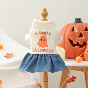 Detail van Halloween huisdierjurk met spookborduursel en metalen D-ring voor een riem