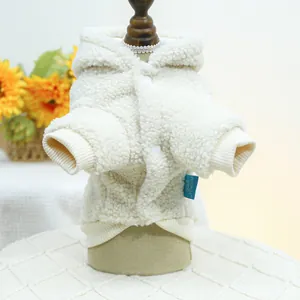 Détail d'un sweat à capuche blanc en peluche pour petit chien avec fermeture à boutons doux