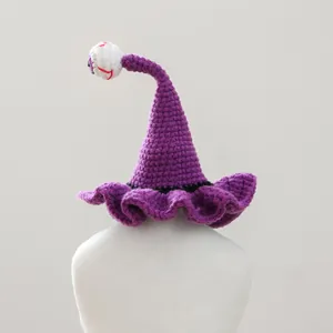 Vue macro d'un chapeau au crochet violet pour animaux avec œil de monstre et bord