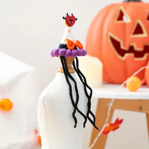 Vue détaillée du chapeau de sorcière d'Halloween pour animaux avec nœud orange et bord violet