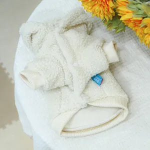 Détail d'un sweat à capuche en polaire sherpa pour animal avec oreilles et boutons