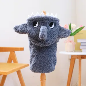 Détail du sweat à capuche pour chien en fausse fourrure grise avec yeux brodés mignons