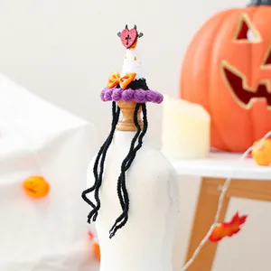 Détail du chapeau d'Halloween pour animaux crocheté main avec ailes de chauve-souris