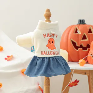 Detail van Halloween huisdierjurk met spookborduursel, spijkerrok en D-ring harnas