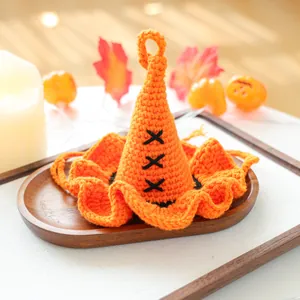 Chapeau d'Halloween pour animaux en crochet orange avec broderie en croix noire
