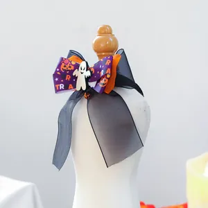 Détail du nœud de Halloween pour animaux avec rubans violets et cloches décoratives