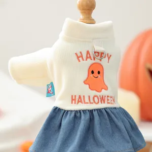 Detail van Halloween-huisdierjurk met spookborduursel en functionele D-ring op de achterkant