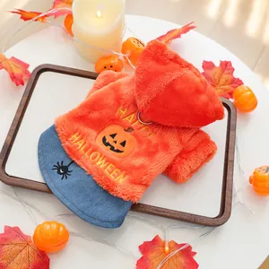 Detail van Halloween-hoodie voor huisdieren met pompoenborduurwerk en een D-ring