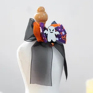 Détail du nœud d'Halloween pour animaux avec citrouilles, fantôme pailleté et clochette