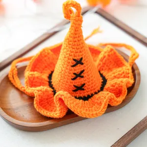 Détail macro du chapeau de sorcier orange au crochet pour animaux avec liens tissés