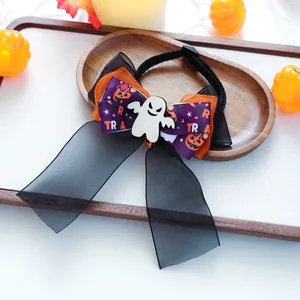 Détail du collier d'Halloween pour animaux avec nœud fantôme et imprimé citrouille