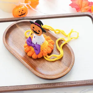 Détail d'un chapeau de citrouille d'Halloween fait main pour chats et petits chiens