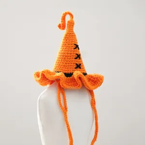 Chapeau de sorcier en crochet orange pour animaux avec coutures noires et liens