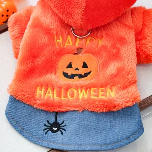 Detail van Halloween hondenhoodie met pompoenborduurwerk en blauwe denimstof
