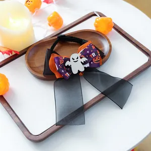 Détail du nœud papillon Halloween pour animaux avec motif fantôme et rubans citrouille