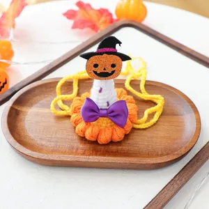 Détail du chapeau de sorcier citrouille au crochet pour chats et petits chiens