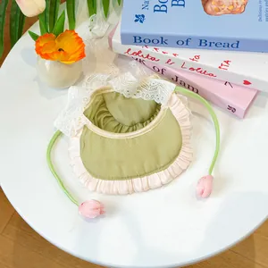 Détail du bavoir vert pour chien avec dentelle rose et attaches tulipes 3D romantiques