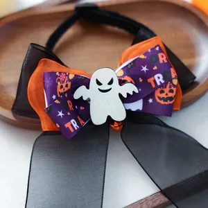 Détail du nœud papillon Halloween pour animaux avec motif fantôme et ruban imprimé