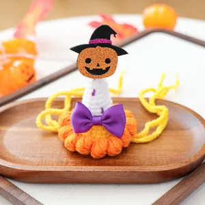 Détail du collier d'Halloween fait main au crochet avec citrouille et chapeau de sorcière