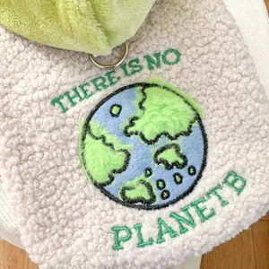 Detail der Öko-Stickerei auf warmem Fleece-Haustier-Hoodie mit Planetengrafik