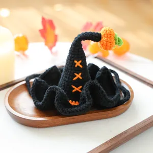 Gros plan d'un chapeau de sorcière au crochet fait main avec citrouille pour Halloween