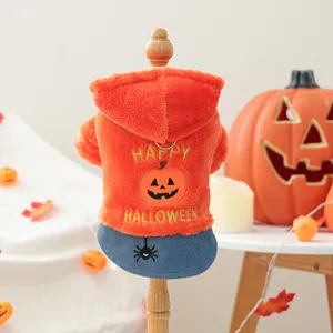 Detail van Halloween huisdier hoodie met borduursel en metalen ring op de achterkant