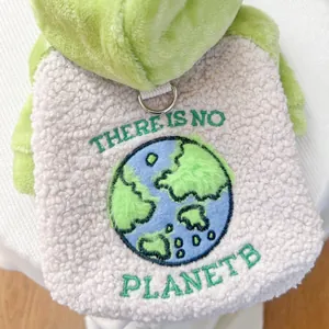 Detail eines weichen Fleece-Haustier-Hoodies mit D-Ring und Planet-Stickerei-Design