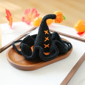 Chapeau de sorcier d'Halloween crocheté pour animaux avec citrouille et coutures oranges