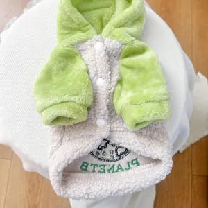 Details vom Plüsch-Haustier-Hoodie aus Lammwolle mit Knöpfen und PLANETS-Stickerei