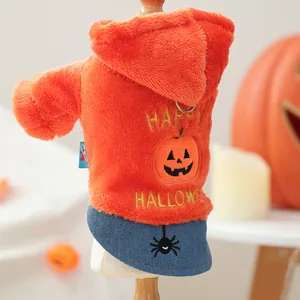 Detail van Halloween huisdier hoodie met oranje pluche en geborduurde pompoen en spin