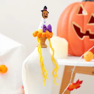 Détail du chapeau Halloween pour animaux avec pointe blanche, citrouille et tresses oranges