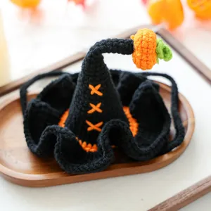 Chapeau de sorcière au crochet fait main pour animaux avec détail citrouille d'Halloween
