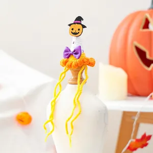 Détail d'un bonnet d'Halloween au crochet pour animaux avec citrouille et ruban
