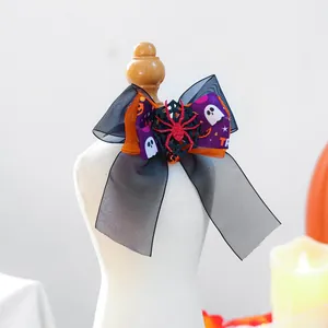 Vue détaillée d'un nœud papillon d'Halloween pour animaux avec araignée, clochette et motifs fantôme