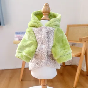 Detailansicht verdickter lindgrüner Haustier-Hoodie mit weichem Korallenvlies und Knöpfen