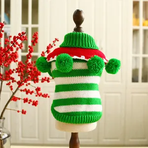Dettaglio del maglione natalizio per animali in maglia con pompon e strisce colorate