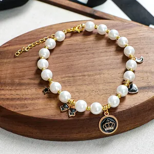 Vue détaillée du collier de perles pour animaux avec des breloques en émail noir