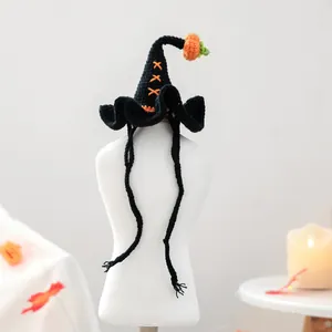Chapeau de sorcier crocheté pour animaux avec petit potiron orange et liens à nouer