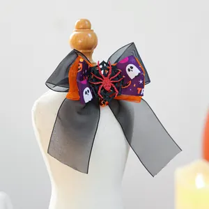 Détail d'un nœud d'Halloween pour animaux avec araignée, clochette et motifs festifs