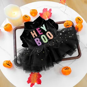 Detail van Halloween-huisdierjurk met Hey Boo-pailletten en een rok van gaas met gouden sterren