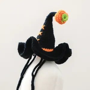 Chapeau de sorcier au crochet pour animaux avec détail citrouille et coutures oranges