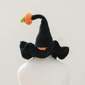 Détail d'un chapeau de sorcier d'Halloween tricoté à la main avec une petite citrouille crochet