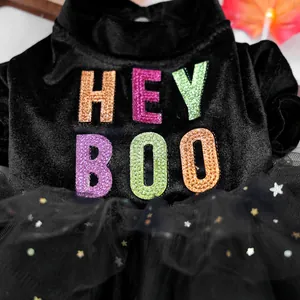 Detail van zwarte fluwelen huisdierenjurk met HEY BOO pailletten en een rok van mesh