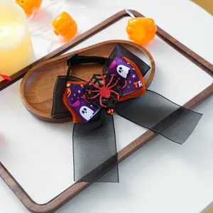 Vue détaillée du nœud papillon Halloween pour animaux avec araignée et citrouilles