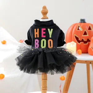 Detail van Halloween huisdierjurk met HEY BOO pailletten en gouden sterren tule