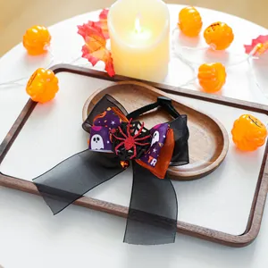 Détail du collier d'Halloween pour animaux avec clochette citrouille et araignée