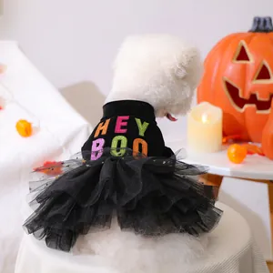 Detail van Halloween huisdierjurk met zwarte tule rok en gouden sterren voor honden