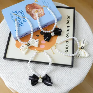 Mode Collier de Künstliche Perles pour Animaux pour Chiens Chats Camélia Nœud Papillon Pendentif Bijoux Réglables Chiot Chaton Accessoire de Collier avec Strass