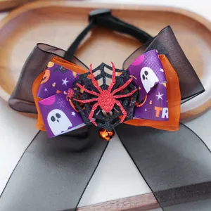Détail du nœud papillon Halloween pour animaux avec araignée, toile brillante et clochette